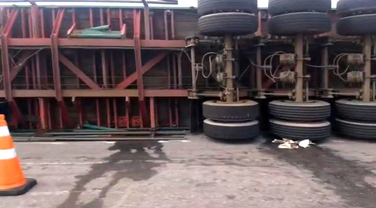 Vídeo – Carreta tomba no Porto do Açu e motorista fica ferido