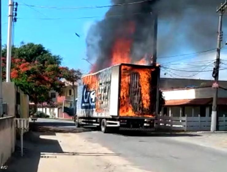 Vídeos – Caminhão pega fogo em São João da Barra
