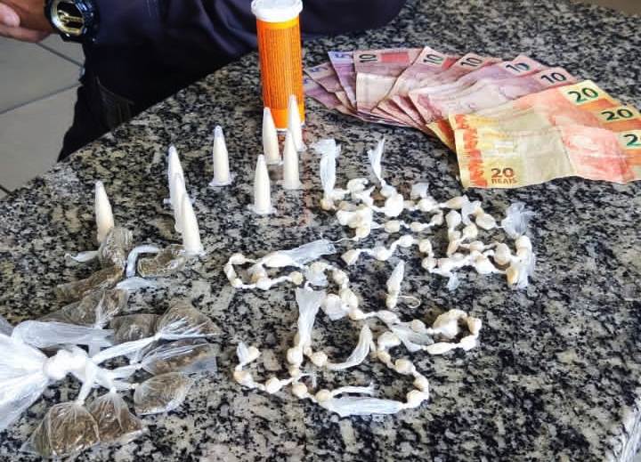 Homem preso com drogas em SJB