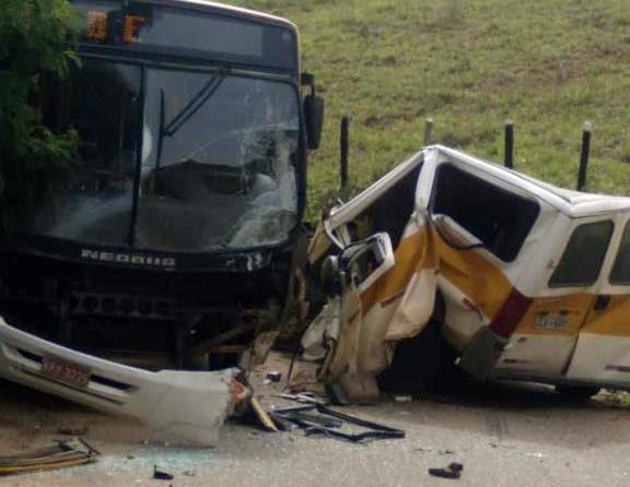 Vídeo – Três feridos em acidente envolvendo ônibus e van escolar em Rio Preto