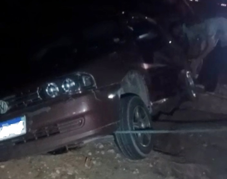 Vídeo – Carro quase cai no mar de Atafona