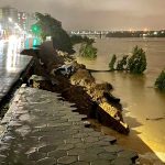 Vídeos - Carro cai no rio Paraíba do Sul após muro de contenção desabar em Campos
