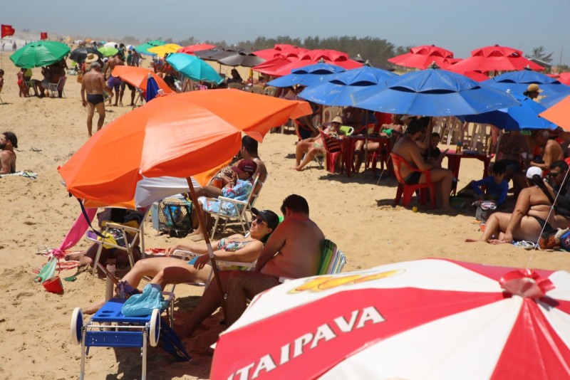 Fim de semana de sol movimenta as praias de SJB