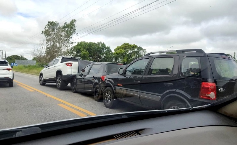 Vídeo – Engavetamento envolvendo três carros na BR 356 em SJB