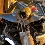 Vídeos - Carro bate de frente e derruba poste na praia do Farol