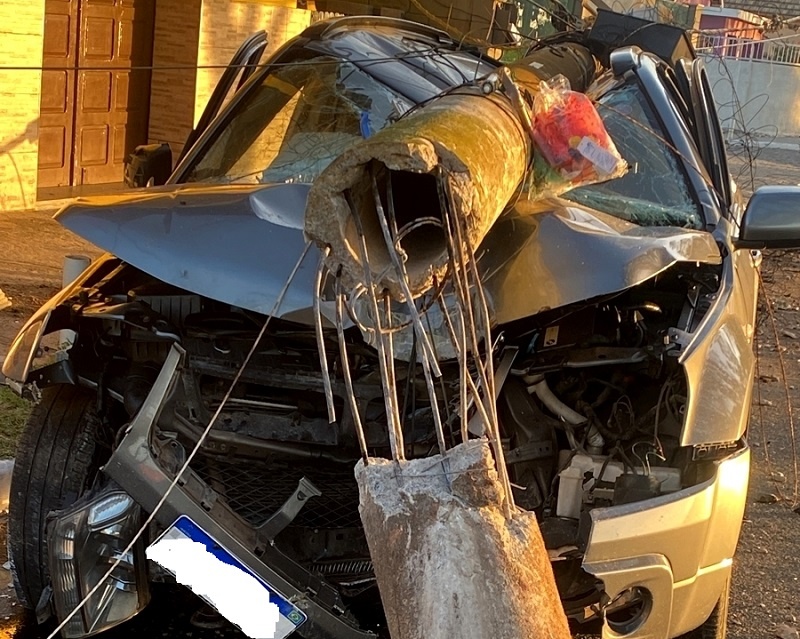 Vídeos – Carro bate de frente e derruba poste na praia do Farol
