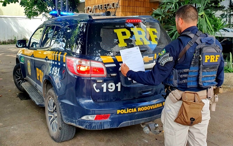 PRF cumpre mandado de prisão na BR 101