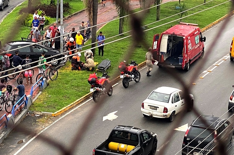 Carro invade ciclovia e atropela ciclista em Campos