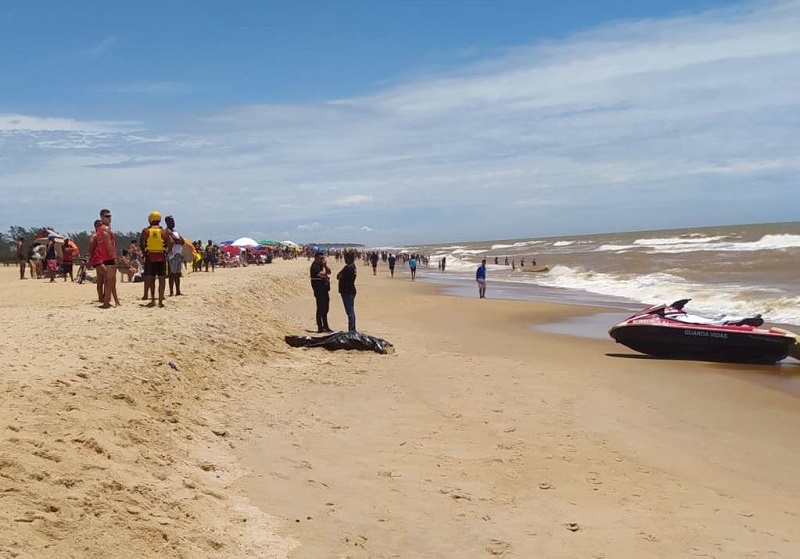 Corpo é encontrado boiando na praia de Grussaí