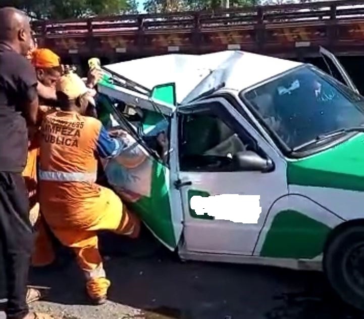 Vídeos – Carro é esmagado e mulheres ficam feridas em Campos