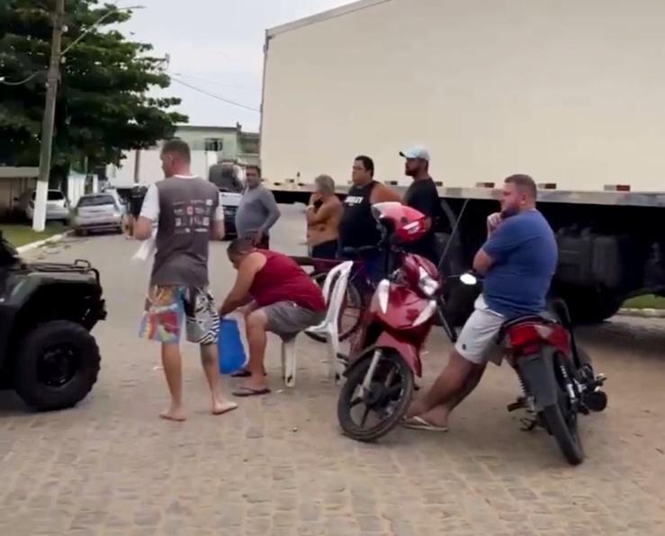 Vídeo – Inea autoriza abertura da barra no Pontal e moradores protestam em Atafona