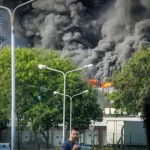 Vídeos - Combate a incêndio no Galeão mobiliza 13 unidades e 80 bombeiros