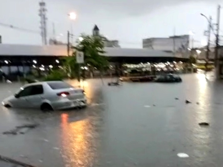 Vídeos – Temporal causa transtornos em Campos dos Goytacazes