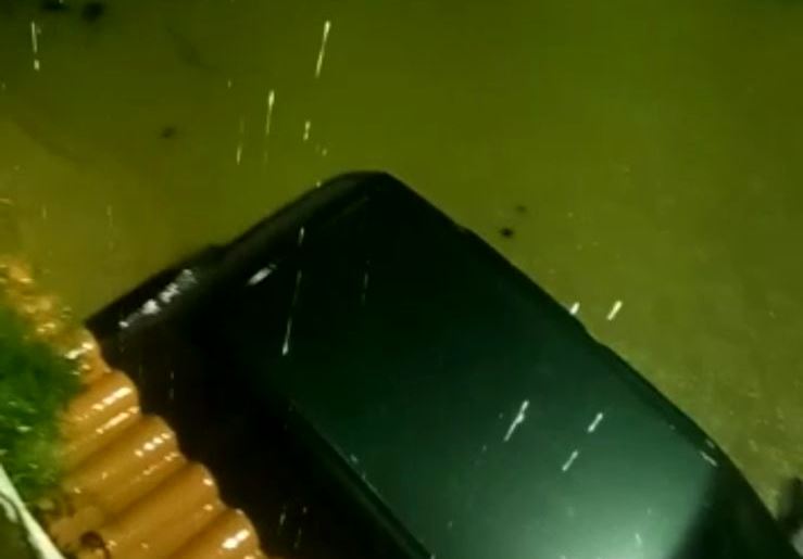 Vídeos – Chuva forte causa alagamentos e três famílias deixaram suas casas em SJB