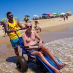 Cadeiras anfíbias garantem acessibilidade nas praias de SJB