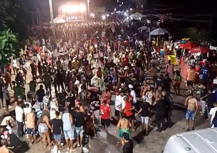 Vídeos – Homem invade bloco, mata criança e atira em mais de 15 pessoas em Magé-RJ