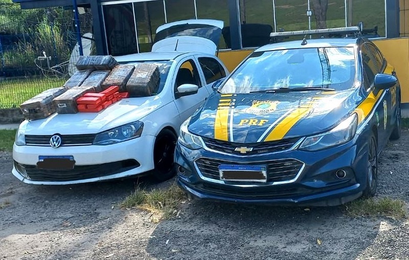 PRF apreende 117 kg de maconha dentro de carro na BR 101 em Campos