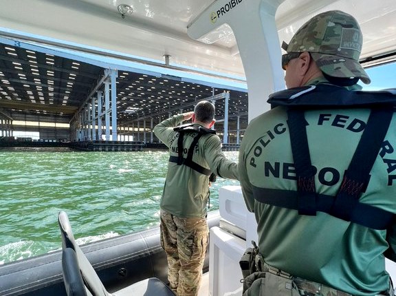 Vídeo – PF realiza operação de fiscalização no Porto do Açu
