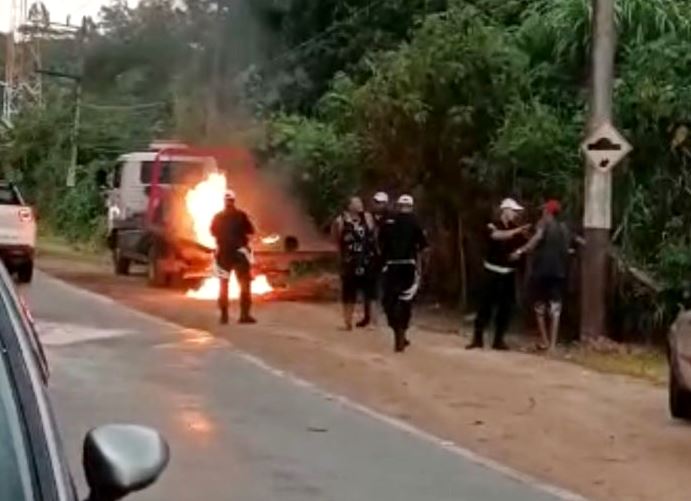 Vídeo – Homem é preso por atear fogo em moto para o veículo não ser rebocado