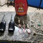 Jovens detidos e adolescente apreendida com drogas e rádios na avenida do samba em SJB
