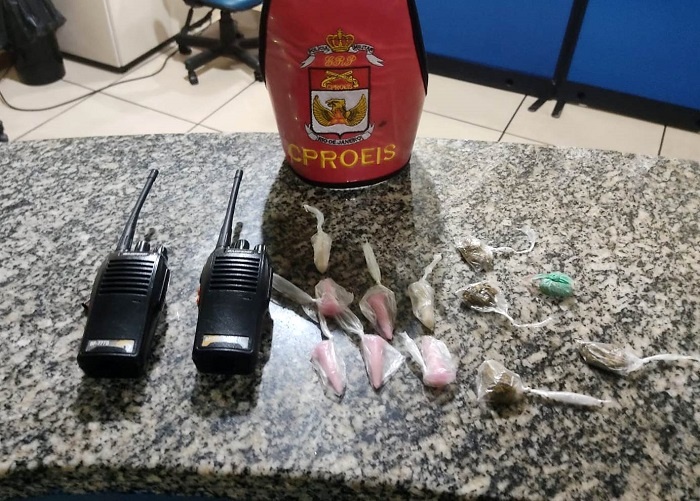 Jovens detidos e adolescente apreendida com drogas e rádios na avenida do samba em SJB