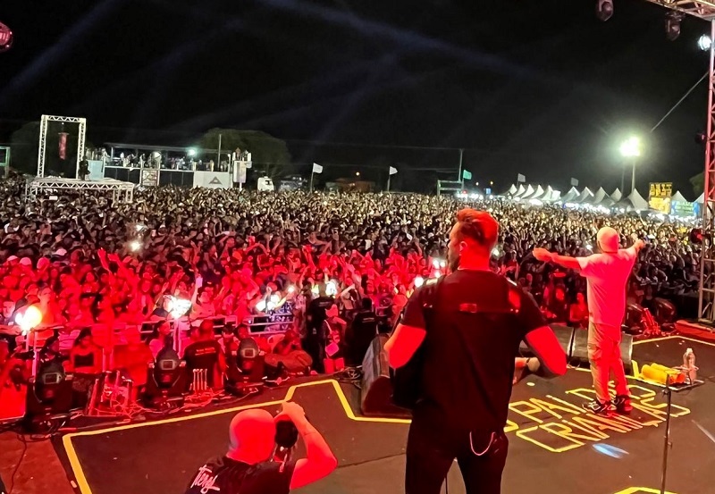 SJB festeja aniversário com show do Só pra Contrariar