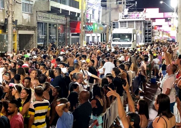 Vídeos – Multidão de foliões lota a Avenida do Samba no encerramento do carnaval de SJB