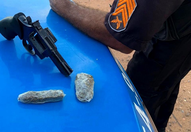 Casal é preso com droga e revólver em SFI