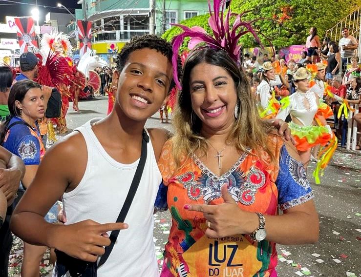 Vídeo – Ator Theo da novela Travessia curte carnaval em SJB