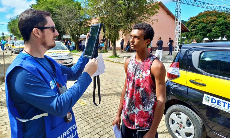 Detran.RJ passa a usar tablets em áreas de provas práticas e agiliza acesso à Carteira de Habilitação