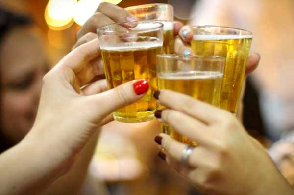 Alcoolismo: especialistas explicam como abordar quem tem dependência