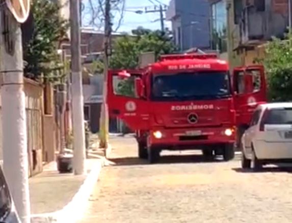 Vídeo – Corpo de Bombeiros combate princípio de incêndio em residência causado por vazamento de gás de cozinha em SJB