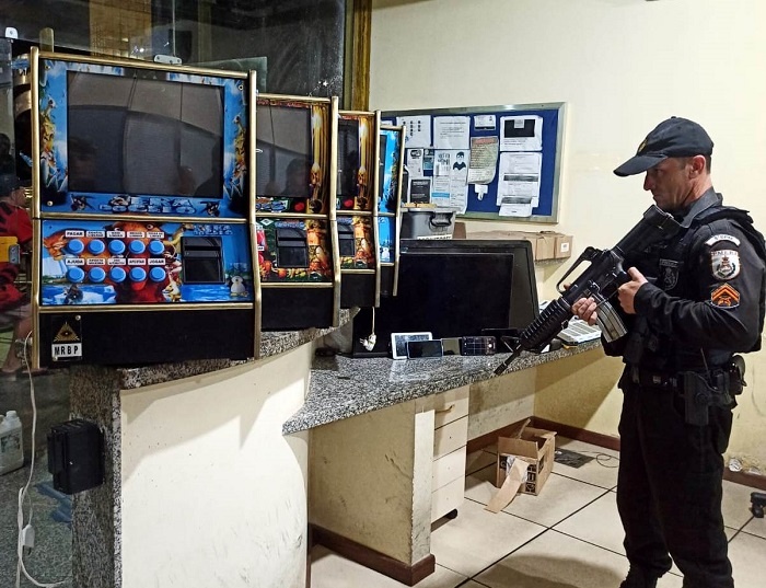 Seis detidos dentro de bar com máquinas de caça-níqueis em SJB