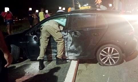 Carro colide contra poste em SJB e deixa homem ferido