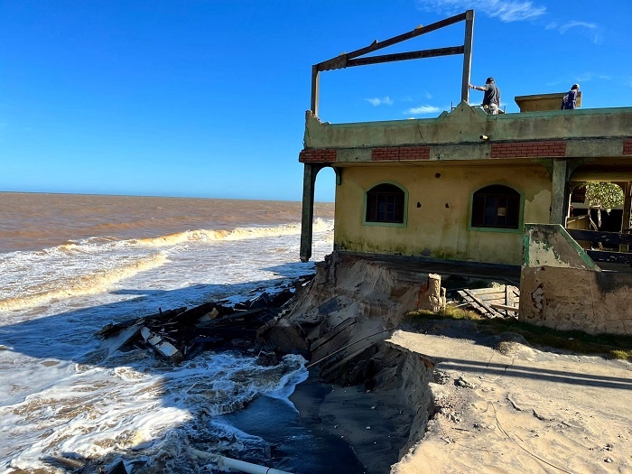 Vídeo – Mar volta a avançar e destrói mais casas em Atafona