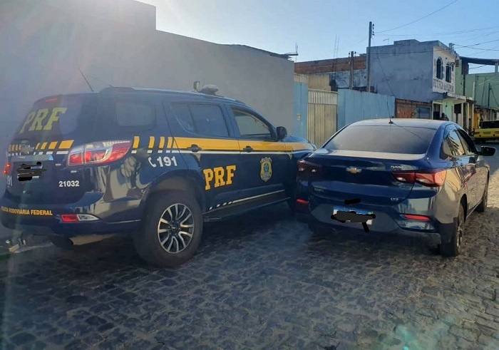 Carro roubado no RJ é recuperado pela PRF na BR 101 em Campos