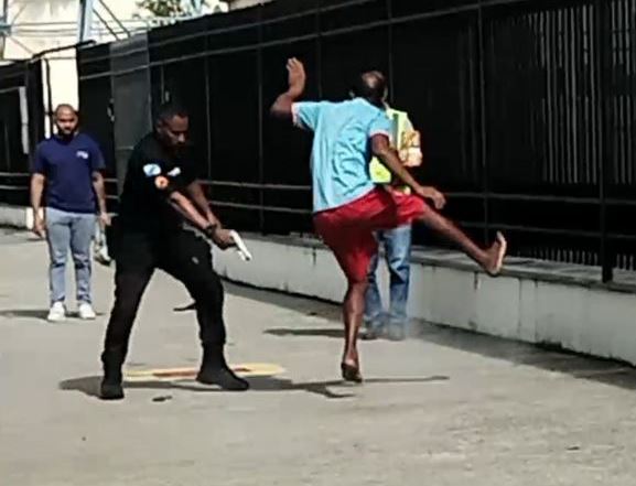 Vídeo – PM atira no pé de homem durante discussão em frente ao Fórum do RJ