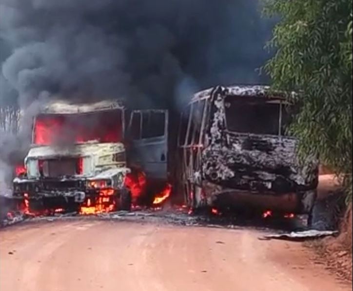 Vídeo – Ônibus escolar e caminhão pegam fogo no interior de Campos