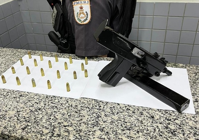 Vídeo – Homem é preso com submetralhadora e munições dentro de carro em Campos