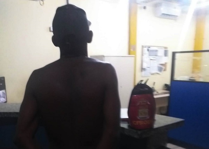 Homem é preso após ameaçar matar grávida e filho dentro de ônibus em SJB