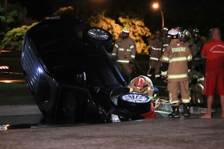 Carro cai em espelho d’água do Palácio do Planalto