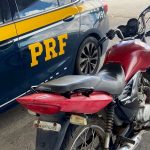 PRF apreende motocicleta roubada na BR 101 em Campos