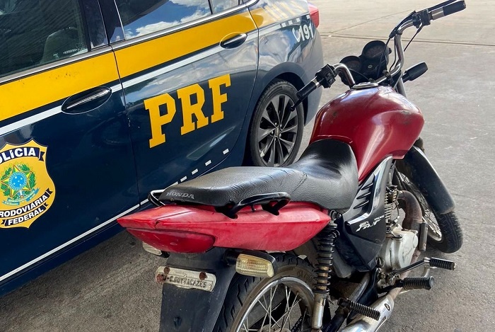PRF apreende motocicleta roubada na BR 101 em Campos