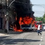 Vídeo - Homem ateia fogo em mulher e criança dentro de ônibus em Duque de Caxias