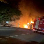 Vídeo - Carreta tomba e pega fogo na BR 101, em Campos