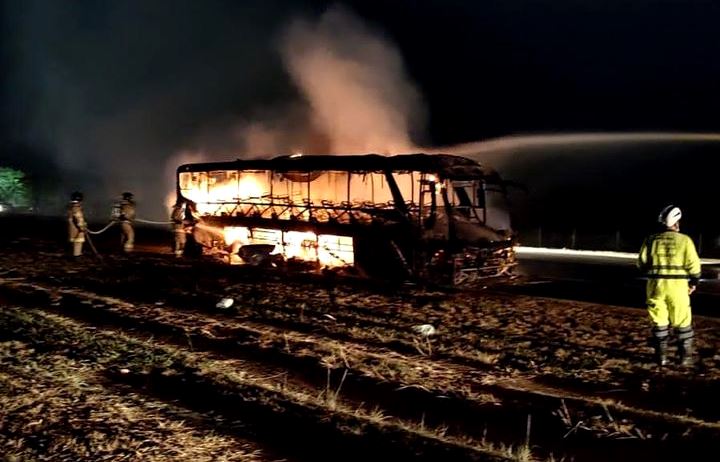 Vídeo – Ônibus fica destruído após pegar fogo na BR 101