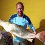 Vídeo - Pescador de Atafona pesca robalo com mais de 16 quilos no Pontal