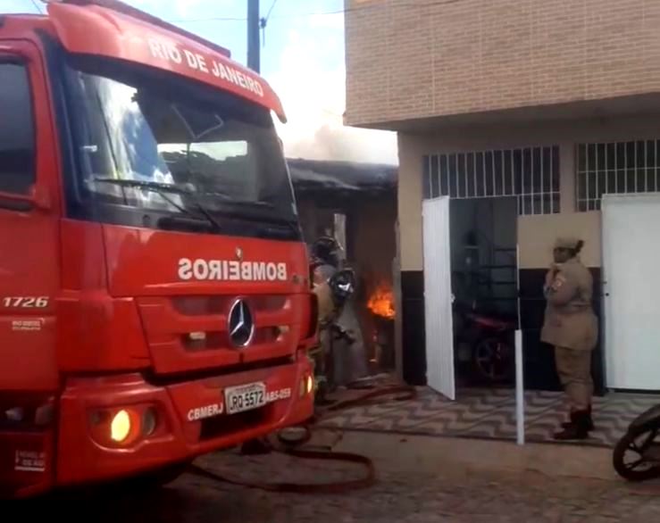 Vídeos – Casa pega fogo em São João da Barra