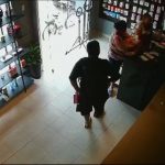 Vídeo - Homem furta caixa de som de loja no Centro de SJB
