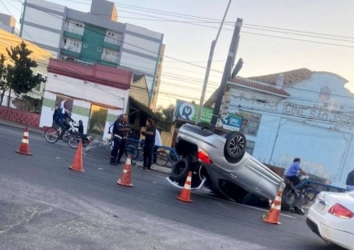 Vídeo – Homem ferido após capotar com carro na 28 de Março em Campos